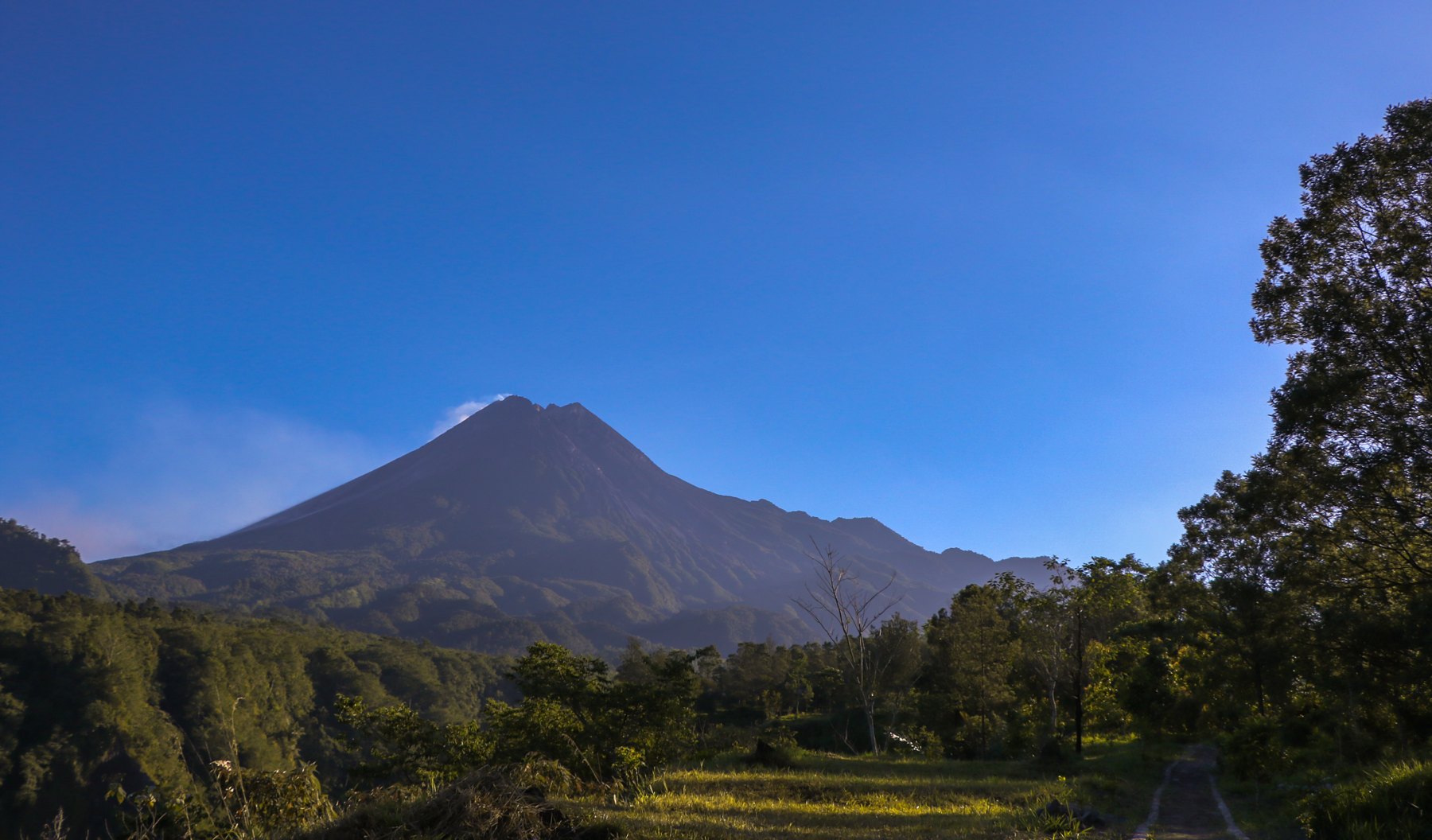 Gunung Merapi di pagi hari